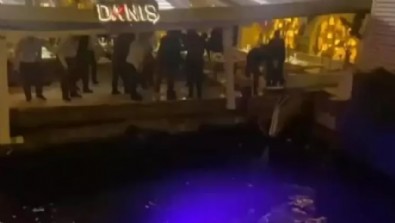 İstanbul'da bir mekanın denize bakan bölümü çöktü! Müşteriler denize düştü!