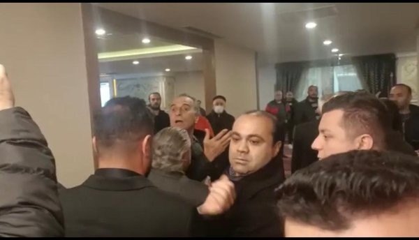 CHP’li büyükşehir belediyelerin toplantısında ortalık karıştı! 'Buraya adam dövmeye mi geldiniz?'