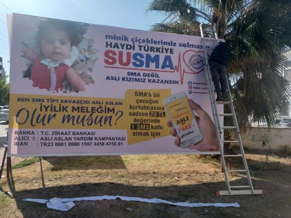 CHP'li belediyeden vicdansızlık! SMA hastası Aslı bebeğin yardım afişlerini kaldırıp yeni yıl afişlerini astılar