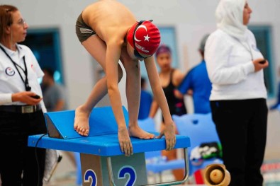 555 Sporcu, Kurtulus Günü Için Kulaç Atiyor