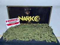 Uyusturucu Tacirleri Otomobilde Esrarla Yakalandi