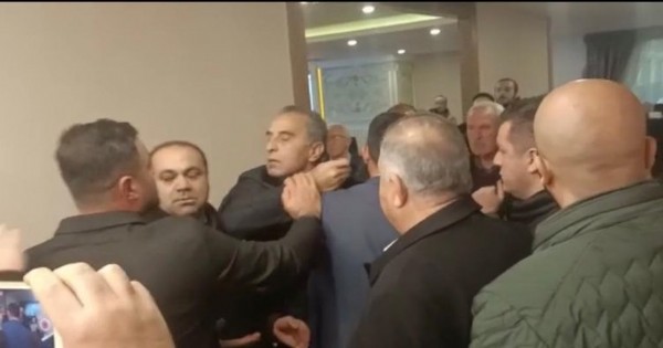 CHP’li büyükşehir belediyelerin toplantısında ortalık karıştı! 'Buraya adam dövmeye mi geldiniz?'