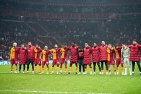 Galatasarayli Futbolcular Liderligi Taraftarla Kutladi
