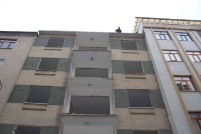 15 Gündür Ise Gitmiyor, Hirsiz Nöbeti Tutuyor