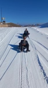 70 Yasindaki Ismail Dedenin Karda Kizak Keyfi Izleyenleri Gülümsetti