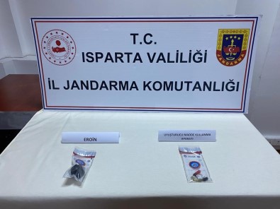 Antalya'dan Isparta'ya Uyusturucu Madde Getirilecegi Tespit Edilen 4 Süpheli Tutuklandi