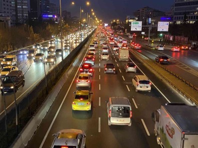 Istanbul'da Haftanin Ilk Is Gününde Trafik Yogunlugu Olustu
