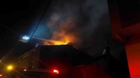 Sultanbeyli'de Alevler Geceyi Aydinlatti Açiklamasi 3 Katli Binanin Çatisi Alevlere Teslim Oldu