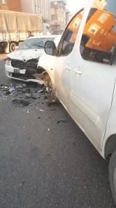 Beylikdüzü'nde Araçlar Kafa Kafaya Çarpisti Açiklamasi 5 Yarali