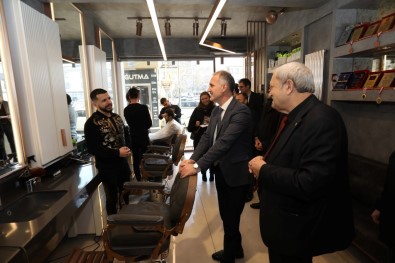 Inegöl Belediyesi Tüm Berberlere Atik Jilet Kutusu Dagitiyor