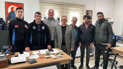 Minibüsünde Buldugu Para Dolu Çantayi Sahibine Ulastirdi