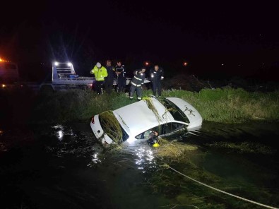 Sulama Kanalina Uçan Otomobilin Sürücüsü Hayatini Kaybetti