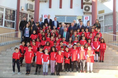 Antalya'da Ögrencilere 1 Yilda 40 Bin Spor Malzemesi Dagitildi