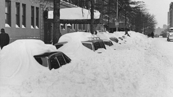 ABD'de kar fırtınası şehri savaş alanına çevirdi: Ölü sayısı 63'e çıktı yağmalamalar başladı