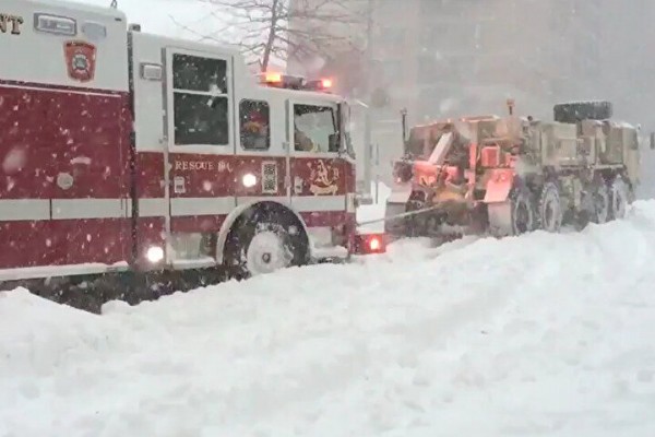 ABD'de kar fırtınası şehri savaş alanına çevirdi: Ölü sayısı 63'e çıktı yağmalamalar başladı