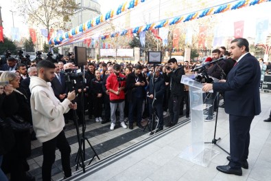 Bakan Kasapoglu, Esenler'deki Spor Kompleksinin Açilisina Katildi