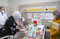 Emine Erdoğan'dan kanser hastası çocuklara moral ziyareti...
