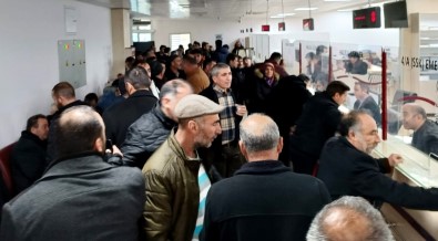 Erzincan'da SGK Binasinda EYT Yogunlugu