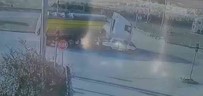 Hafriyat Kamyonu Otomobili Hurdaya Çevirdi Açiklamasi 2 Kisinin Yaralandigi Kaza Ani Kamerada