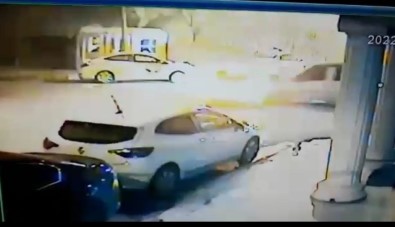 Igdir'Da Hafif Ticari Araç Otomobile Çarpti Açiklamasi 2 Yarali