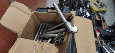 Istanbul'da Kaçak Silah Atölyesine Polis Baskini Açiklamasi Anahtarlik Görünümlü 25 Tabanca Ele Geçirildi