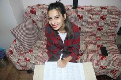 Okumayi 21 Yasinda Ögrenen Ceren Simdi Üniversite Hayali Kuruyor