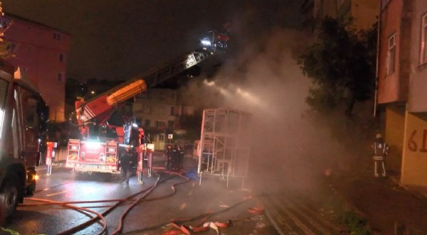 Üsküdar'da imalathanede korkutan yangın