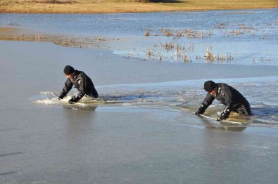 Buzlari Kirarak Kayip Kadini Aradilar