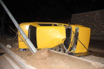 Elazig'da Aydinlatma Diregine Çarpan Otomobil Yan Yatti Açiklamasi 3 Yarali