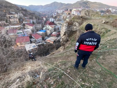 Bitlis Kalesi'ne Tirmanmak Isterken Mahsur Kalan Genç Ekipler Tarafindan Kurtarildi