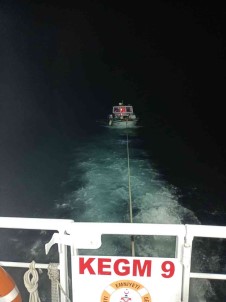 Çanakkale Bogazi'nda Makine Arizasi Yapan Tekne Kurtarildi