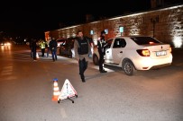 Hatay'da Polislerden Yeni Yil Denetimlerinde Sürücülere Tatli Ikrami