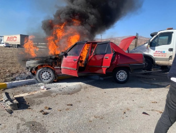 Sivas'ta aracının yandığını, yaşlı gözlerle izledi