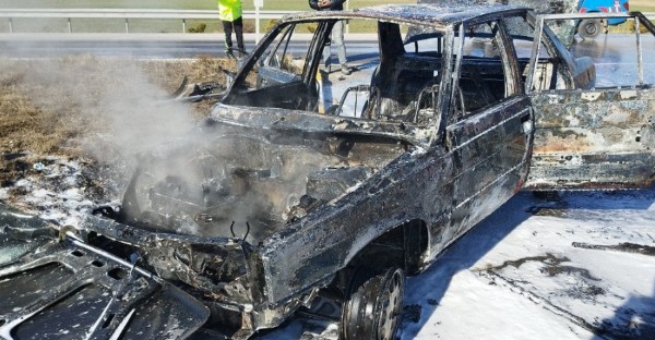 Sivas'ta aracının yandığını, yaşlı gözlerle izledi