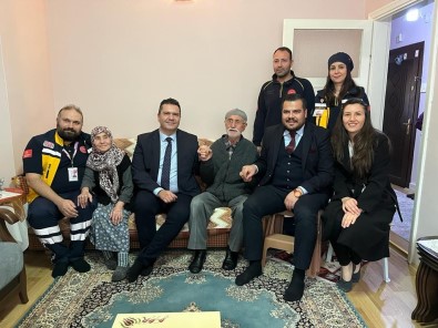 Duran Kalbini Tekrar Çalistiran 112 Acil Servis Ekibini Evinde Agirladi