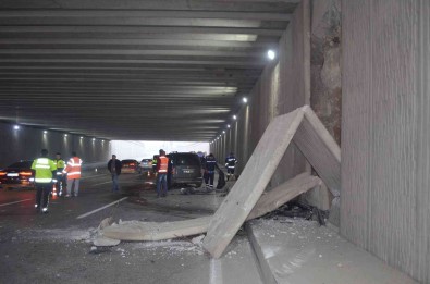 5 Araçli Trafik Kazasinda Tünelin Beton Bloklari Devrildi