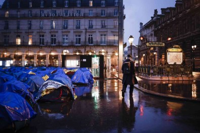 Fransa'da Polis Kaçak Göçmenlerin Kurdugu Çadir Kampi Ablukaya Aldi