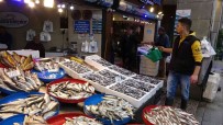 Hamsi Trabzon Açiklarina Ulasinca Tezgahlardaki Yerli Hamsiye Ilgi Artti