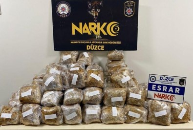 Kargo Aracinda Valizlerin Içinden Torba Torba Uyusturucu Çikti