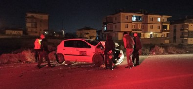 Kontrolden Çikan Araç Park Halindeki Otomobile Çarpti Açiklamasi 2 Yarali