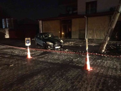 Osmaniye'de Otomobil Önce Elektrik Diregine, Ardindan Is Yerine Çarpti Açiklamasi 2 Yarali