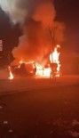 Yanan Otomobilden Siçrayan Alevler Minibüsü Kullanilamaz Hale Getirdi