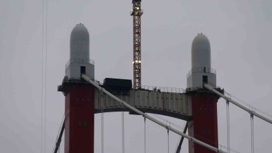 1915 Çanakkale Köprüsü Kulelerine Seyit Onbasi'nin Sirtlayarak Kaldirdigi 4 Top Mermisi Figürü Yerlestirildi