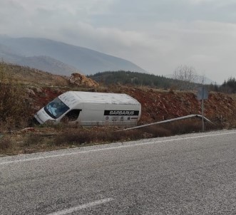 Minibüs Sarampole Devrildi Açiklamasi 2 Yarali