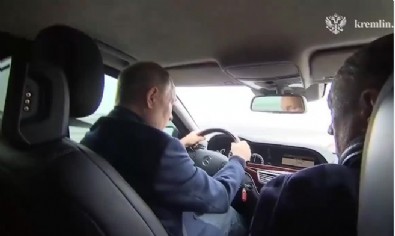 Putin'den Kırım Köprüsü'nde gövde gösterisi: Üzerinde araç kullandı