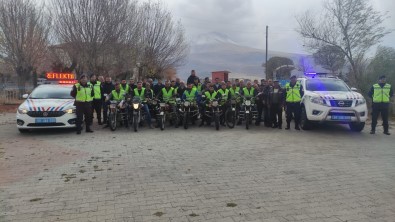 Trafik Jandarmasi Motosiklet Sürücülerine Reflektif Yelek Dagitti