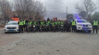 Trafik Jandarmasi Motosiklet Sürücülerine Reflektif Yelek Dagitti Haberi