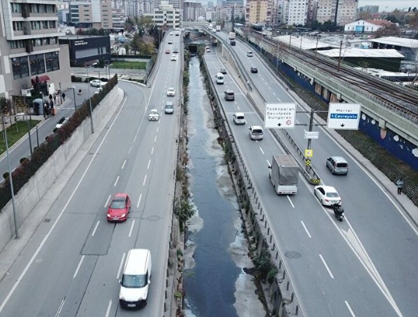 Ayvalıdere'de mavi renkte akan su endişelendirdi