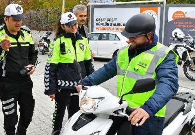 Fethiye'de Motor Sürücülerine Reflektörlü Yelek Dagitildi