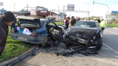 Iki Otomobil Çarpisti Açiklamasi 5 Yarali